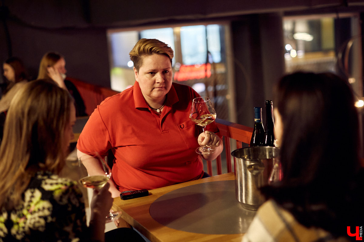 Ей под силу лишь по запаху, цвету и вкусу определить сорт напитка. И это не какая-то суперсила, а годы упорной работы. Елена Крутова — владимирский кавист, которая не только стала одной из лучших в стране, но и привела к победе команду на крупном чемпионате страны по слепой дегустации, главным призом которого стал один миллион рублей!