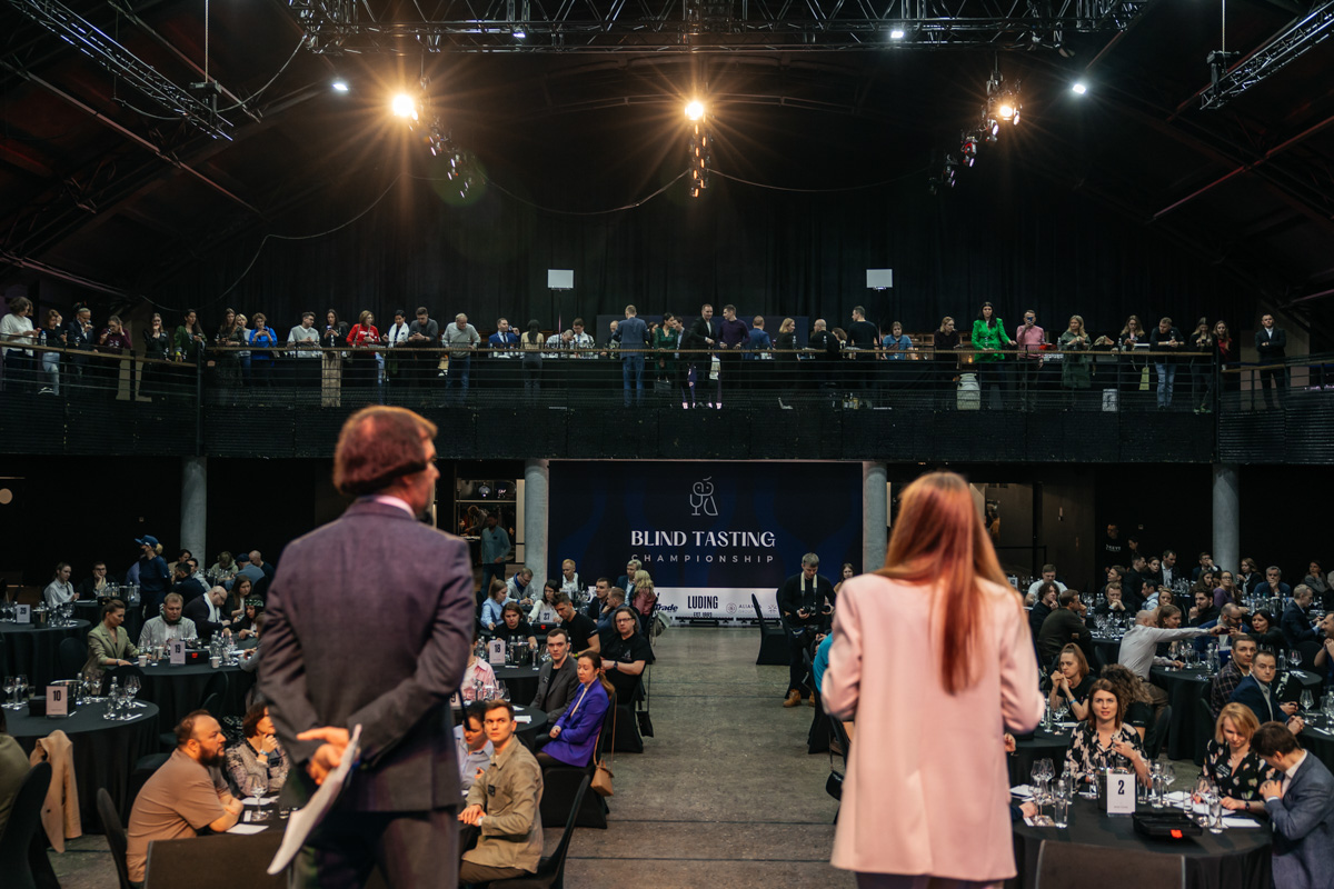 Ей под силу лишь по запаху, цвету и вкусу определить сорт напитка. И это не какая-то суперсила, а годы упорной работы. Елена Крутова — владимирский кавист, которая не только стала одной из лучших в стране, но и привела к победе команду на крупном чемпионате страны по слепой дегустации, главным призом которого стал один миллион рублей!