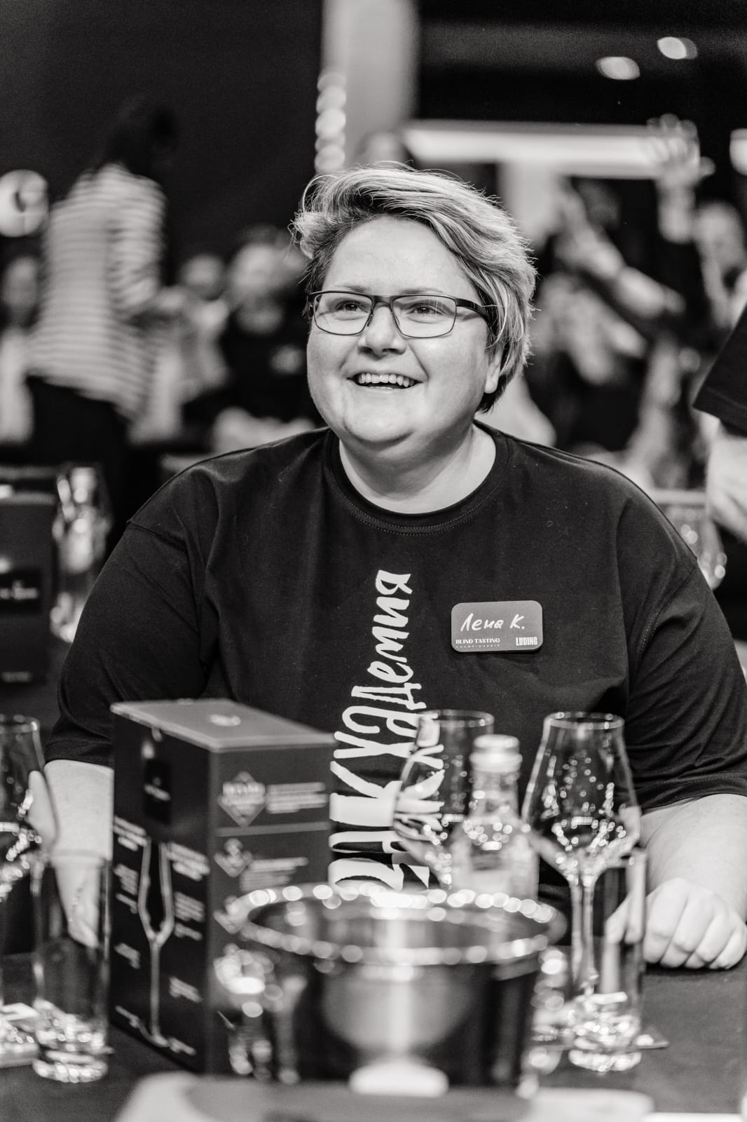 Ей под силу лишь по запаху, цвету и вкусу определить сорт напитка. И это не какая-то суперсила, а годы упорной работы. Елена Крутова — владимирский кавист, которая не только стала одной из лучших в стране, но и привела к победе команду на крупном чемпионате страны по слепой дегустации, главным призом которого стал один миллион рублей!