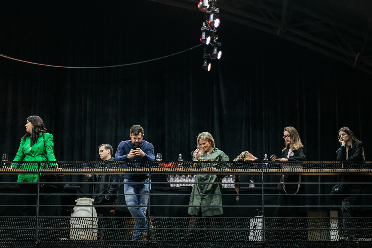 Ей под силу лишь по запаху, цвету и вкусу определить сорт напитка. И это не какая-то суперсила, а годы упорной работы. Елена Крутова — владимирский кавист, которая не только стала одной из лучших в стране, но и привела к победе команду на крупном чемпионате страны по слепой дегустации, главным призом которого стал один миллион рублей!