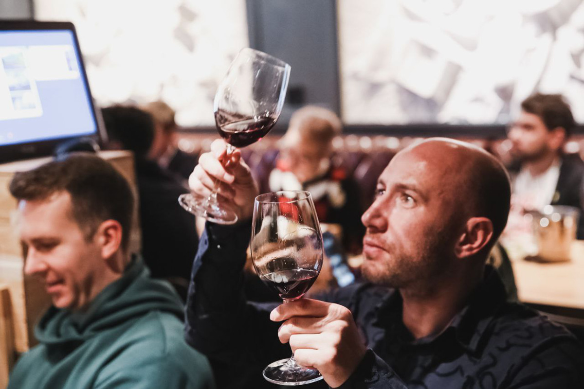 Ей под силу лишь по запаху, цвету и вкусу определить сорт напитка. И это не какая-то суперсила, а годы упорной работы. Елена Крутова — владимирский кавист, которая не только стала одной из лучших в стране, но и привела к победе команду на крупном чемпионате страны по слепой дегустации, главным призом которого стал один миллион рублей!