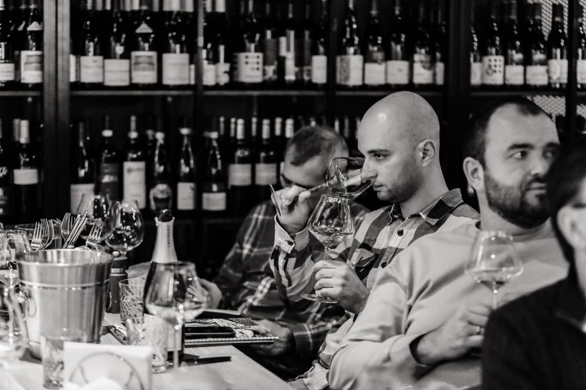 Ей под силу лишь по запаху, цвету и вкусу определить сорт напитка. И это не какая-то суперсила, а годы упорной работы. Елена Крутова — владимирский кавист, которая не только стала одной из лучших в стране, но и привела к победе команду на крупном чемпионате страны по слепой дегустации, главным призом которого стал один миллион рублей!