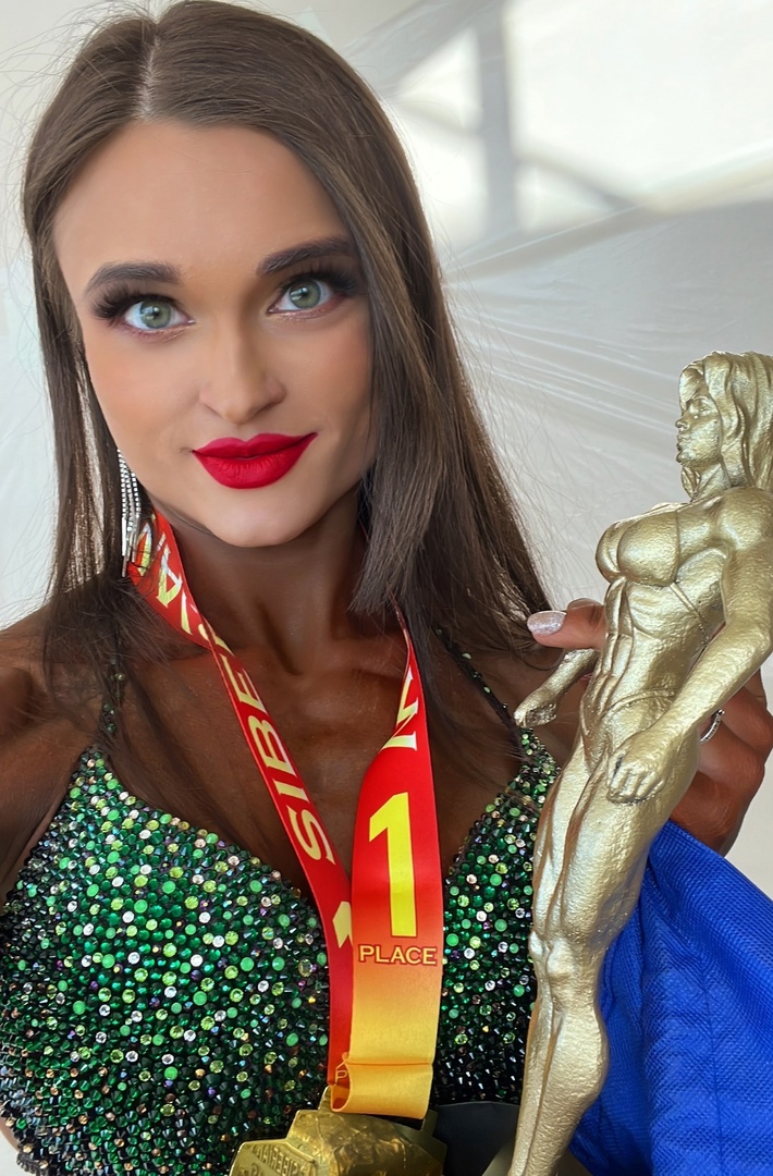 Сибирь славится крепкими и могучими людьми! Именно там в начале апреля прошел турнир по силовым видам спорта, собравший лучших атлетов, — Siberian Power Show — 2023. Показывала на нем свою потрясающую форму и бодибилдерша из Владимира Надежда Афанасьева. Вернулась домой девушка с победой в категории, которую впоследствии назвали легендарной.