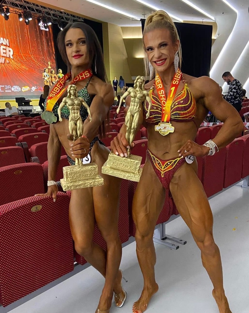 Сибирь славится крепкими и могучими людьми! Именно там в начале апреля прошел турнир по силовым видам спорта, собравший лучших атлетов, — Siberian Power Show — 2023. Показывала на нем свою потрясающую форму и бодибилдерша из Владимира Надежда Афанасьева. Вернулась домой девушка с победой в категории, которую впоследствии назвали легендарной.