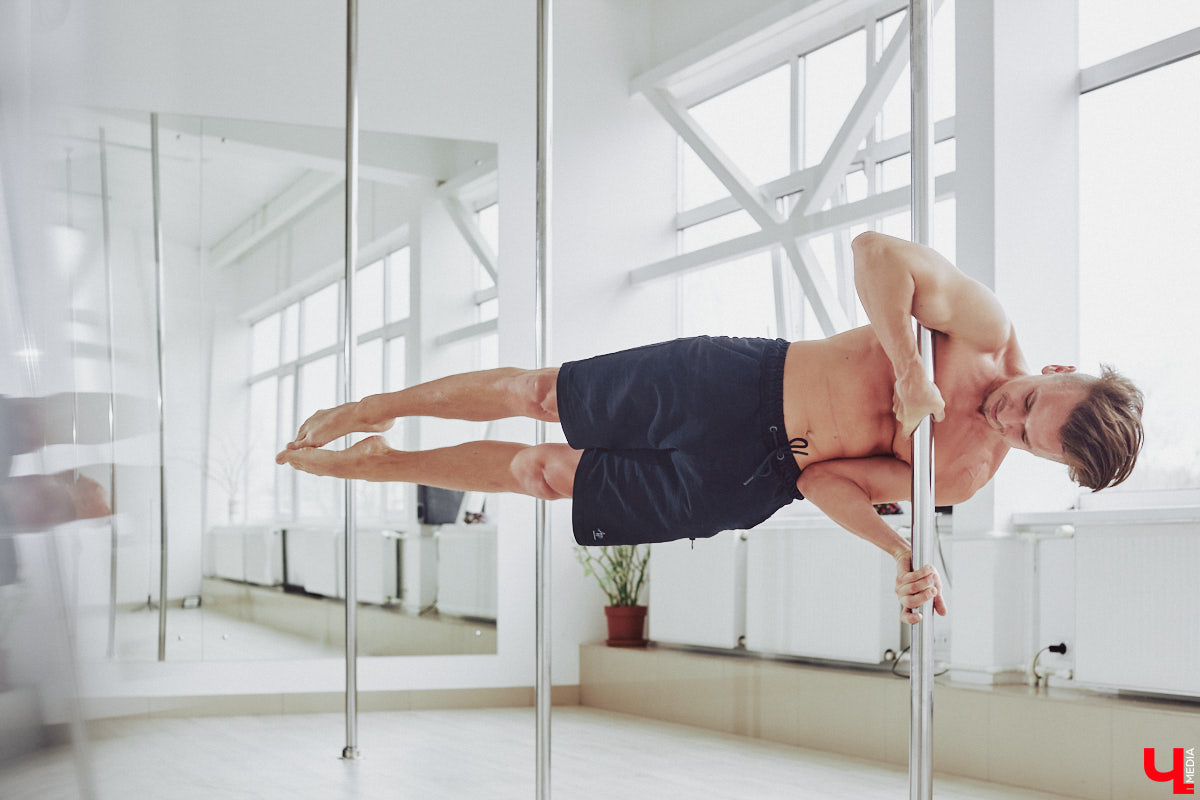 Все еще думаете, что к занятиям на пилоне нельзя относиться серьезно, а подходить к нему мужчинам и вовсе противопоказано? Владимирец Александр Быков переворачивает все замшелые понятия с ног на голову, да он и сам не прочь повисеть на шесте вверх ногами. Хотя профессия у него весьма серьезная — программист.