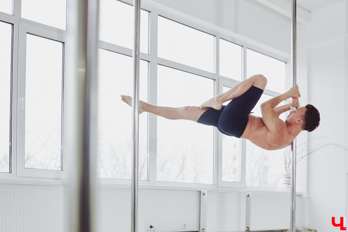 Все еще думаете, что к занятиям на пилоне нельзя относиться серьезно, а подходить к нему мужчинам и вовсе противопоказано? Владимирец Александр Быков переворачивает все замшелые понятия с ног на голову, да он и сам не прочь повисеть на шесте вверх ногами. Хотя профессия у него весьма серьезная — программист.