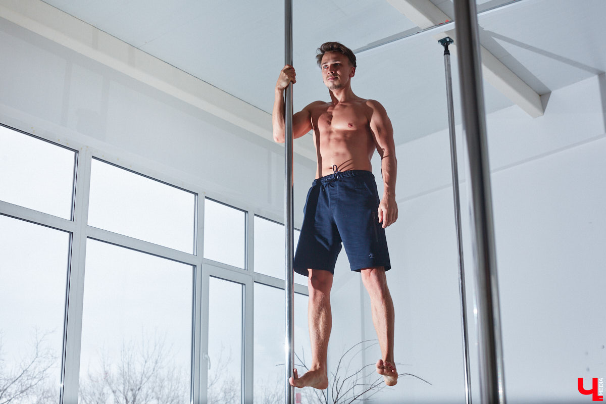 Все еще думаете, что к занятиям на пилоне нельзя относиться серьезно, а подходить к нему мужчинам и вовсе противопоказано? Владимирец Александр Быков переворачивает все замшелые понятия с ног на голову, да он и сам не прочь повисеть на шесте вверх ногами. Хотя профессия у него весьма серьезная — программист.