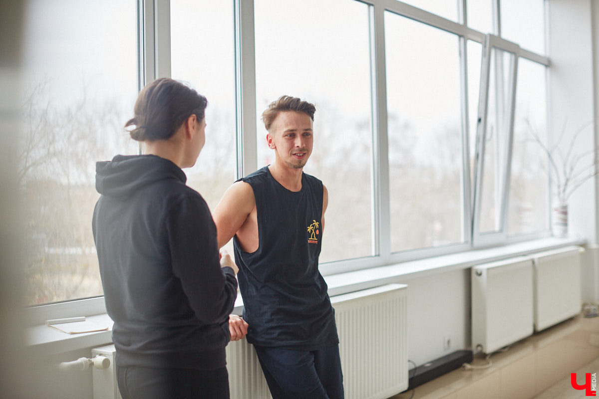 Все еще думаете, что к занятиям на пилоне нельзя относиться серьезно, а подходить к нему мужчинам и вовсе противопоказано? Владимирец Александр Быков переворачивает все замшелые понятия с ног на голову, да он и сам не прочь повисеть на шесте вверх ногами. Хотя профессия у него весьма серьезная — программист.