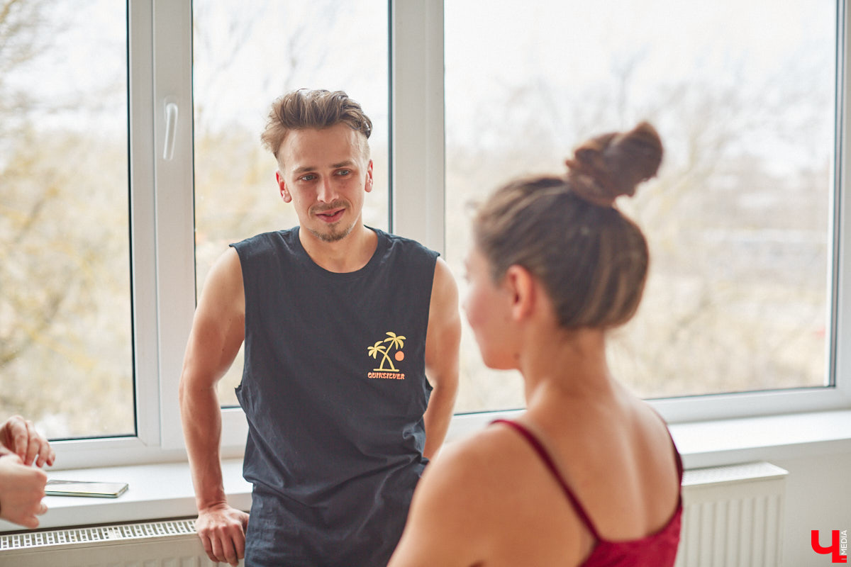 Все еще думаете, что к занятиям на пилоне нельзя относиться серьезно, а подходить к нему мужчинам и вовсе противопоказано? Владимирец Александр Быков переворачивает все замшелые понятия с ног на голову, да он и сам не прочь повисеть на шесте вверх ногами. Хотя профессия у него весьма серьезная — программист.