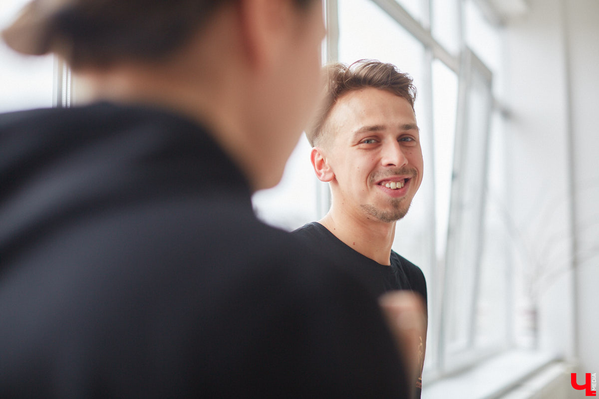 Все еще думаете, что к занятиям на пилоне нельзя относиться серьезно, а подходить к нему мужчинам и вовсе противопоказано? Владимирец Александр Быков переворачивает все замшелые понятия с ног на голову, да он и сам не прочь повисеть на шесте вверх ногами. Хотя профессия у него весьма серьезная — программист.