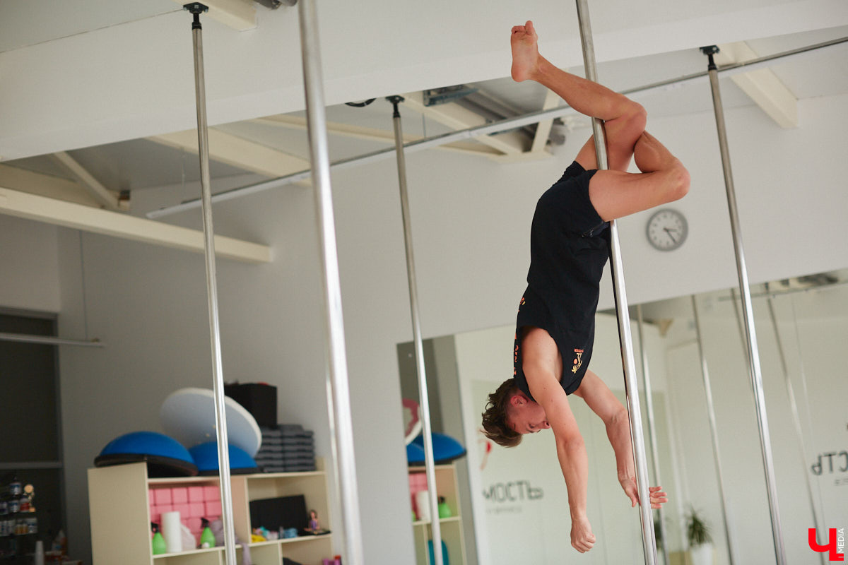 Все еще думаете, что к занятиям на пилоне нельзя относиться серьезно, а подходить к нему мужчинам и вовсе противопоказано? Владимирец Александр Быков переворачивает все замшелые понятия с ног на голову, да он и сам не прочь повисеть на шесте вверх ногами. Хотя профессия у него весьма серьезная — программист.