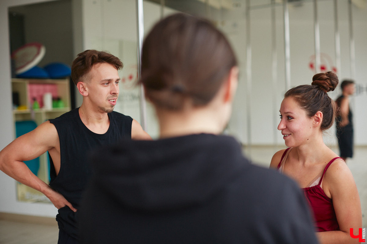 Все еще думаете, что к занятиям на пилоне нельзя относиться серьезно, а подходить к нему мужчинам и вовсе противопоказано? Владимирец Александр Быков переворачивает все замшелые понятия с ног на голову, да он и сам не прочь повисеть на шесте вверх ногами. Хотя профессия у него весьма серьезная — программист.