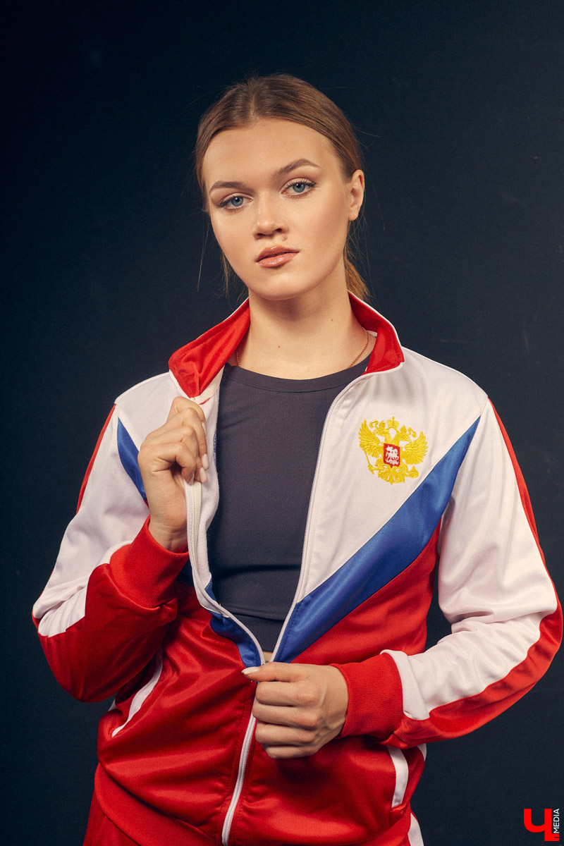 Владимирская модель и чемпионка Европы по кикбоксингу Елена Охапкина любит как женственную одежду, так и спортивный стиль. Она прекрасно смотрится и в тренировочном костюме, и в платье с высоким разрезом. «У меня получается совмещать силу и грацию», — говорит девушка. Проверим?