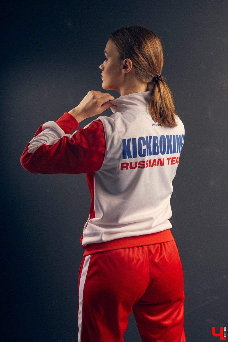 Владимирская модель и чемпионка Европы по кикбоксингу Елена Охапкина любит как женственную одежду, так и спортивный стиль. Она прекрасно смотрится и в тренировочном костюме, и в платье с высоким разрезом. «У меня получается совмещать силу и грацию», — говорит девушка. Проверим?