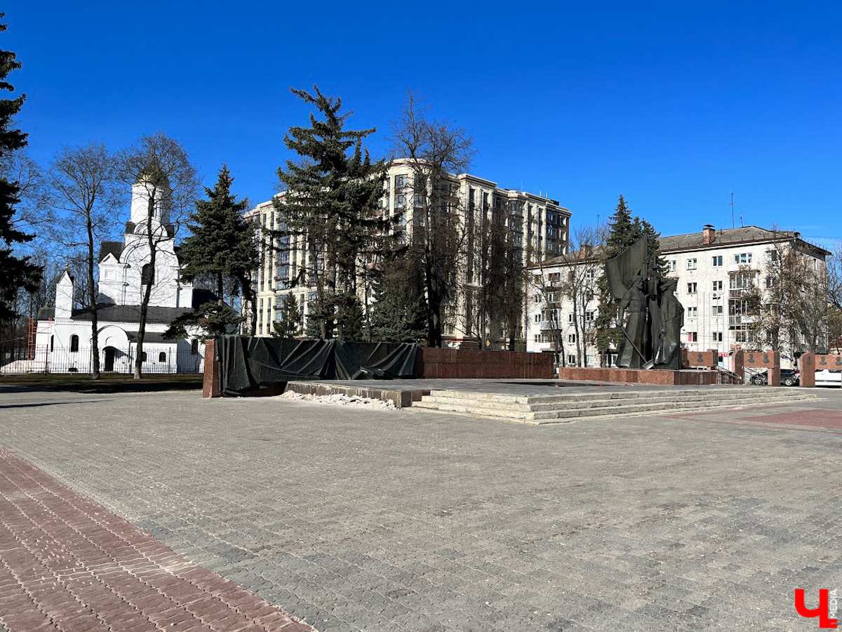 Решили завтра устроить себе променад? Тогда учтите, что на смотровой площадке возле Успенского собора перила огорожены забором, памятник князю Владимиру и святителю Федору стянут ремнями, а с мемориала на площади Победы отошла облицовка. Правда, хотя бы эту неприятность вчера начали исправлять.