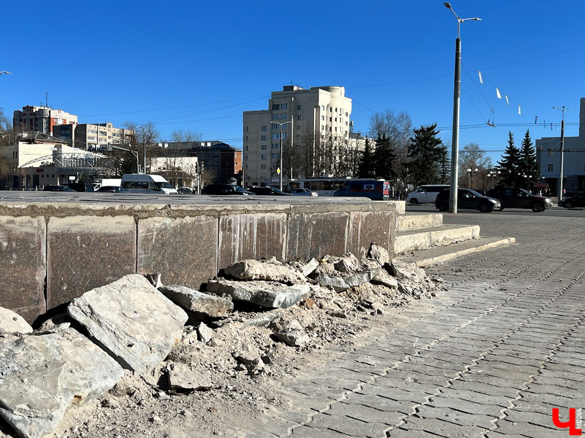 Решили завтра устроить себе променад? Тогда учтите, что на смотровой площадке возле Успенского собора перила огорожены забором, памятник князю Владимиру и святителю Федору стянут ремнями, а с мемориала на площади Победы отошла облицовка. Правда, хотя бы эту неприятность вчера начали исправлять.