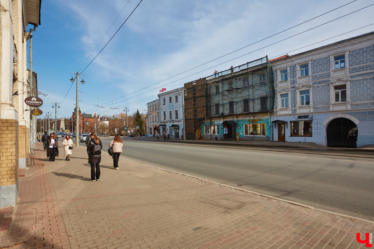 Исторический центр Владимира в последнее время находится в состоянии упадка. Причем в самом прямом смысле этого слова. Мы прогулялись по потрепанным временем старинным улочкам города с краеведом Татьяной Лысовой и своими глазами увидели все неприглядные местные «достопримечательности».