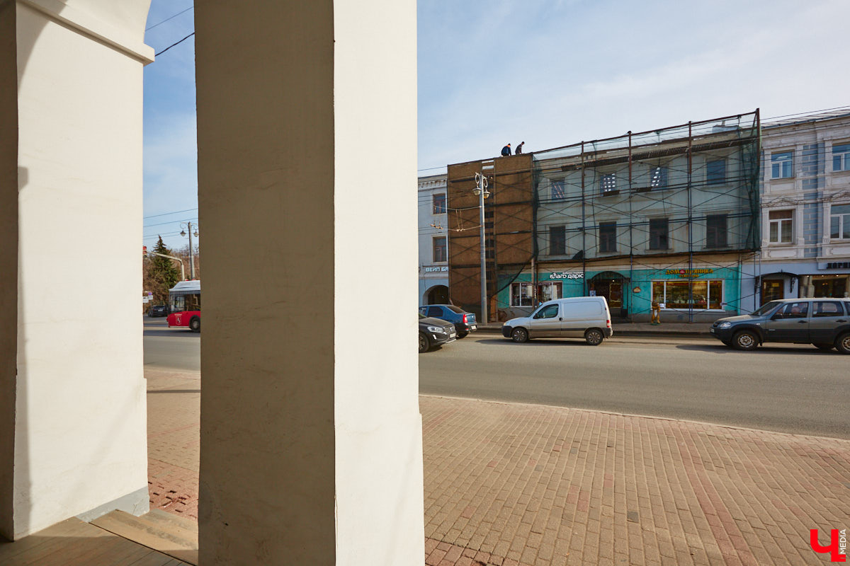 Исторический центр Владимира в последнее время находится в состоянии упадка. Причем в самом прямом смысле этого слова. Мы прогулялись по потрепанным временем старинным улочкам города с краеведом Татьяной Лысовой и своими глазами увидели все неприглядные местные «достопримечательности».