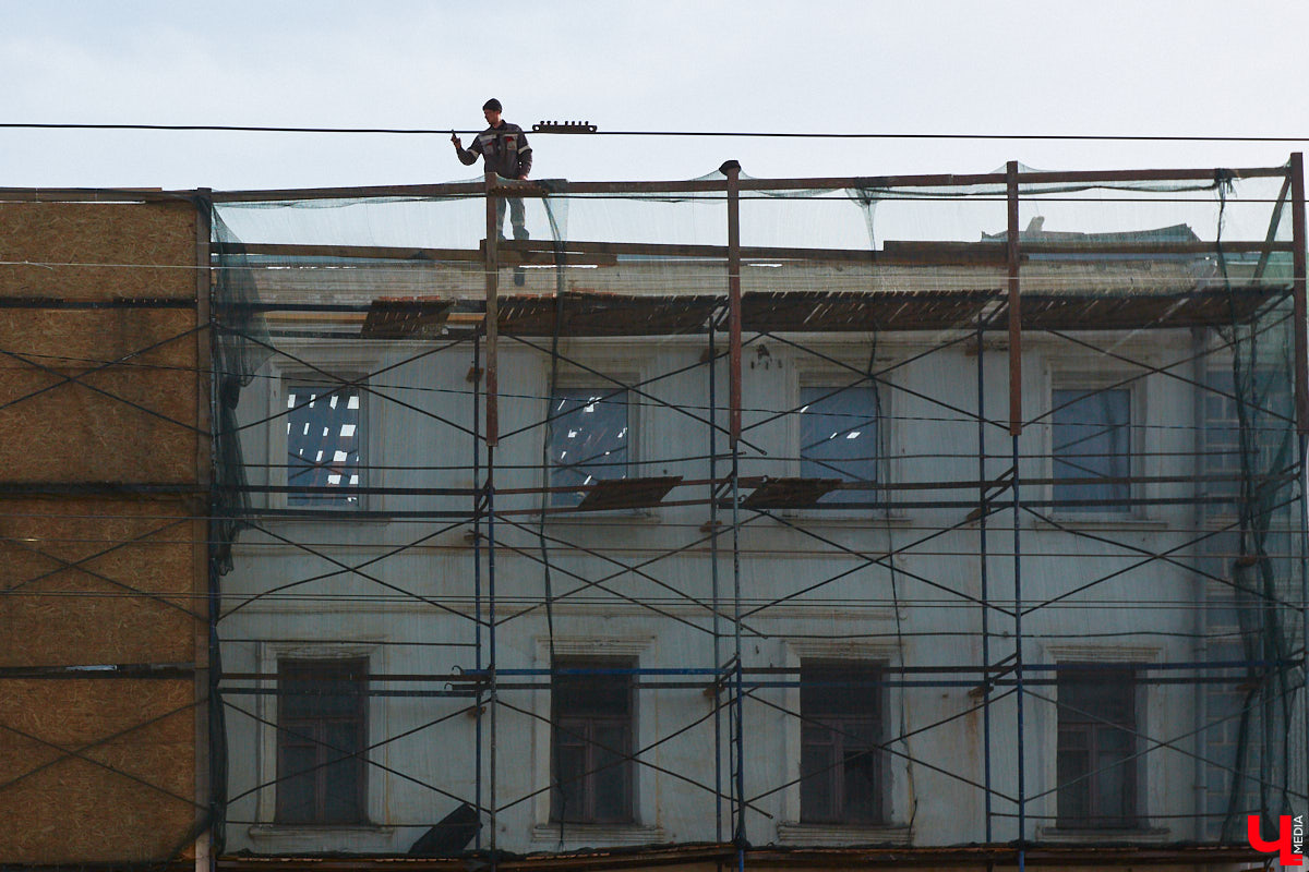 Исторический центр Владимира в последнее время находится в состоянии упадка. Причем в самом прямом смысле этого слова. Мы прогулялись по потрепанным временем старинным улочкам города с краеведом Татьяной Лысовой и своими глазами увидели все неприглядные местные «достопримечательности».
