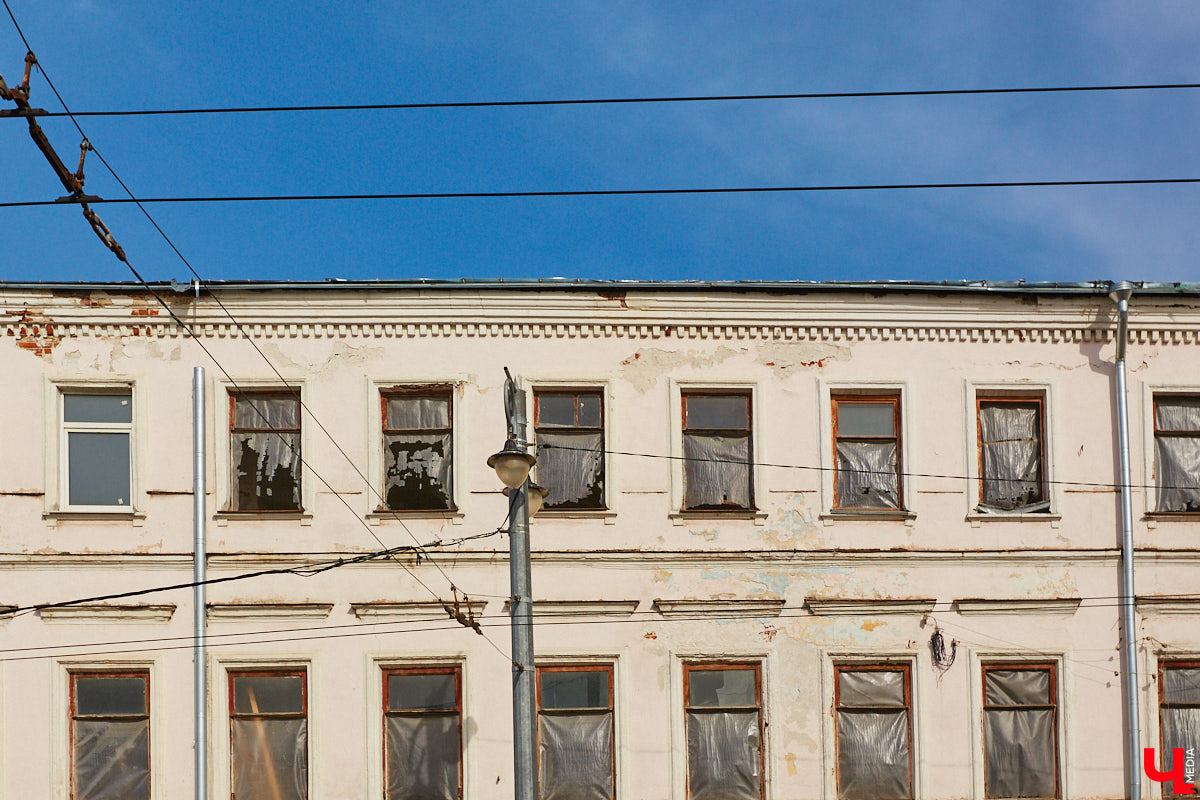 Исторический центр Владимира в последнее время находится в состоянии упадка. Причем в самом прямом смысле этого слова. Мы прогулялись по потрепанным временем старинным улочкам города с краеведом Татьяной Лысовой и своими глазами увидели все неприглядные местные «достопримечательности».