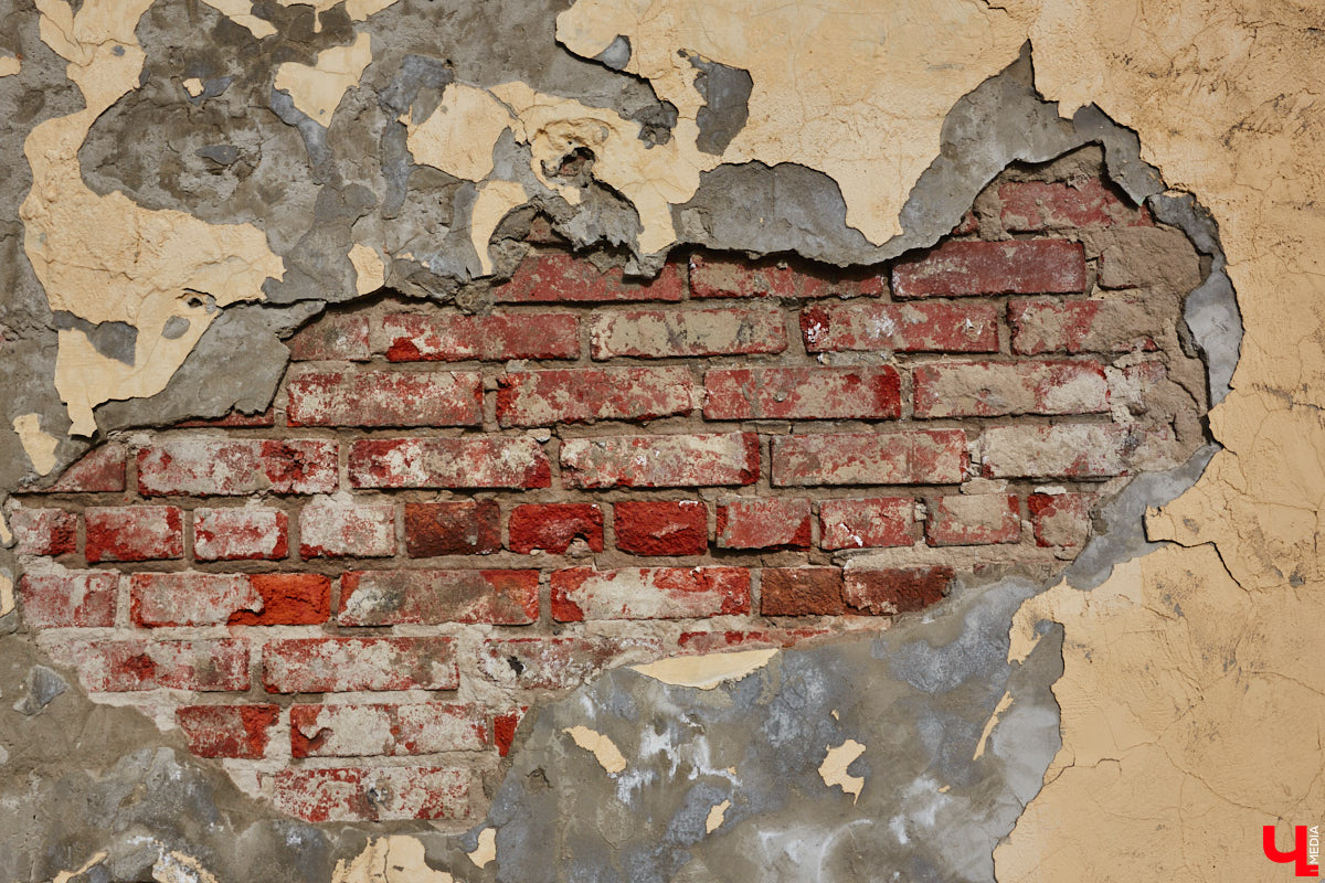 Исторический центр Владимира в последнее время находится в состоянии упадка. Причем в самом прямом смысле этого слова. Мы прогулялись по потрепанным временем старинным улочкам города с краеведом Татьяной Лысовой и своими глазами увидели все неприглядные местные «достопримечательности».