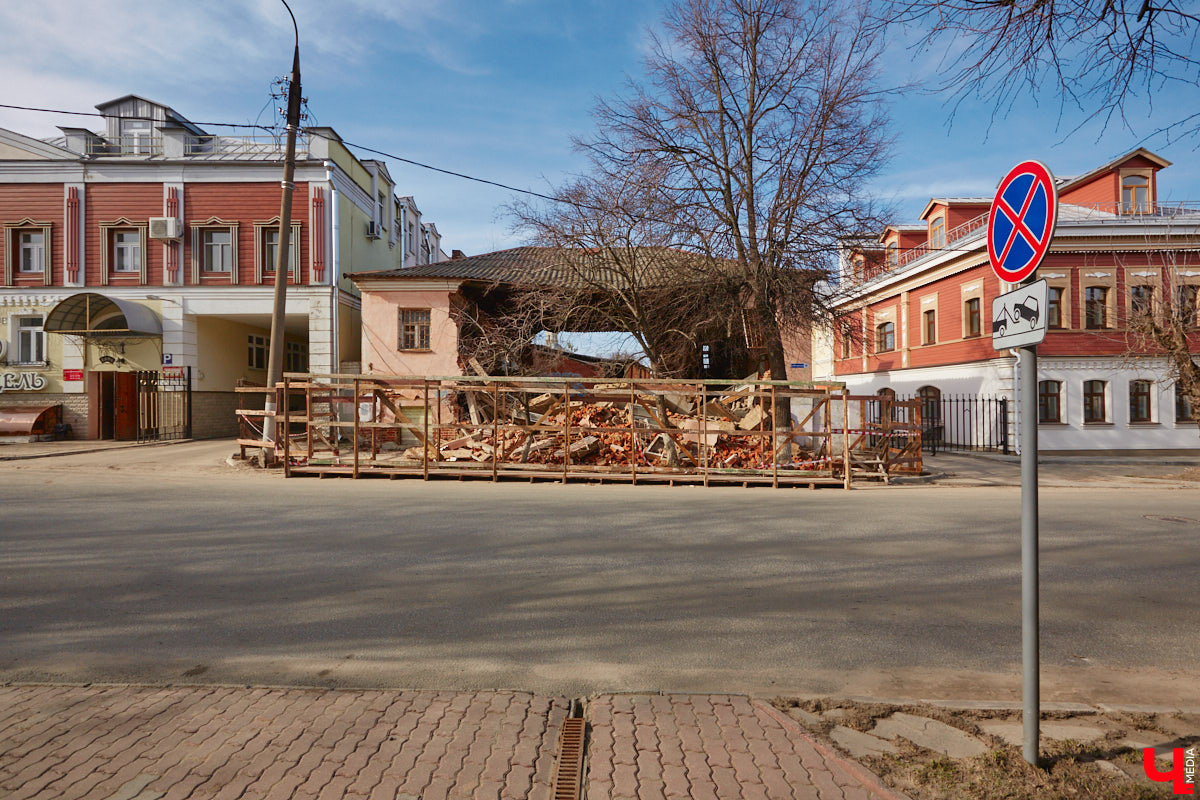 Исторический центр Владимира в последнее время находится в состоянии упадка. Причем в самом прямом смысле этого слова. Мы прогулялись по потрепанным временем старинным улочкам города с краеведом Татьяной Лысовой и своими глазами увидели все неприглядные местные «достопримечательности».