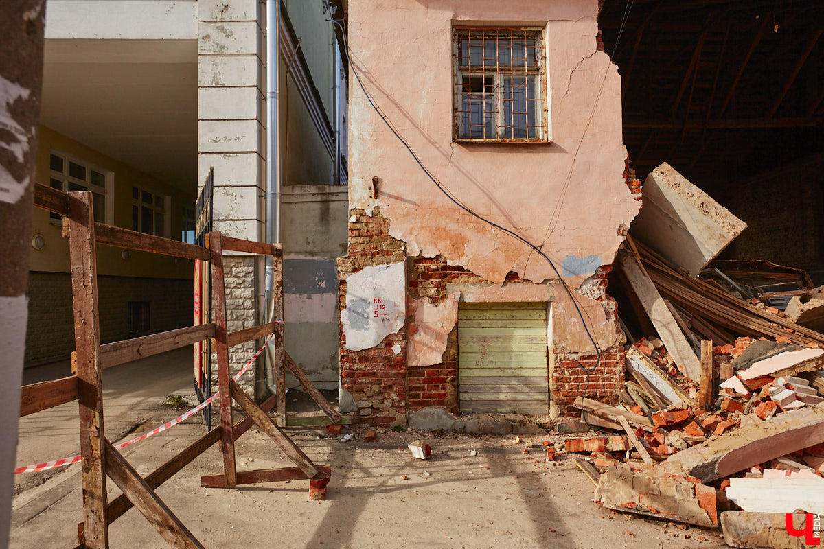 Исторический центр Владимира в последнее время находится в состоянии упадка. Причем в самом прямом смысле этого слова. Мы прогулялись по потрепанным временем старинным улочкам города с краеведом Татьяной Лысовой и своими глазами увидели все неприглядные местные «достопримечательности».