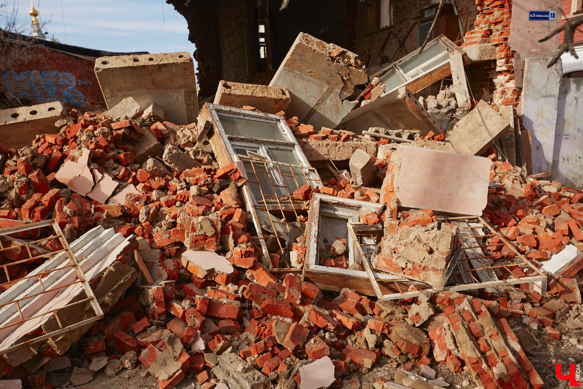 Исторический центр Владимира в последнее время находится в состоянии упадка. Причем в самом прямом смысле этого слова. Мы прогулялись по потрепанным временем старинным улочкам города с краеведом Татьяной Лысовой и своими глазами увидели все неприглядные местные «достопримечательности».