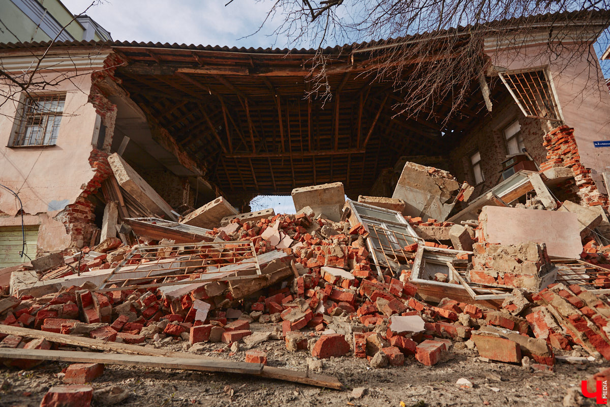 Исторический центр Владимира в последнее время находится в состоянии упадка. Причем в самом прямом смысле этого слова. Мы прогулялись по потрепанным временем старинным улочкам города с краеведом Татьяной Лысовой и своими глазами увидели все неприглядные местные «достопримечательности».