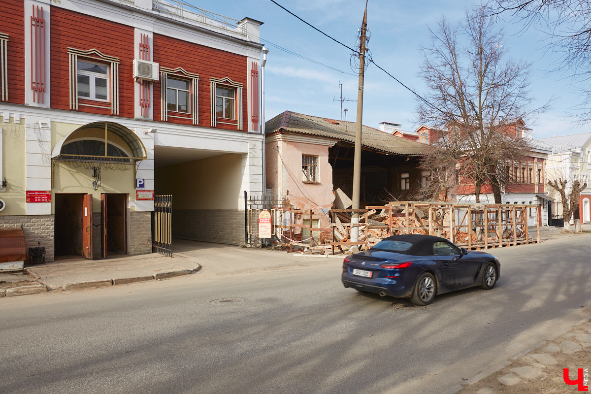 Исторический центр Владимира в последнее время находится в состоянии упадка. Причем в самом прямом смысле этого слова. Мы прогулялись по потрепанным временем старинным улочкам города с краеведом Татьяной Лысовой и своими глазами увидели все неприглядные местные «достопримечательности».