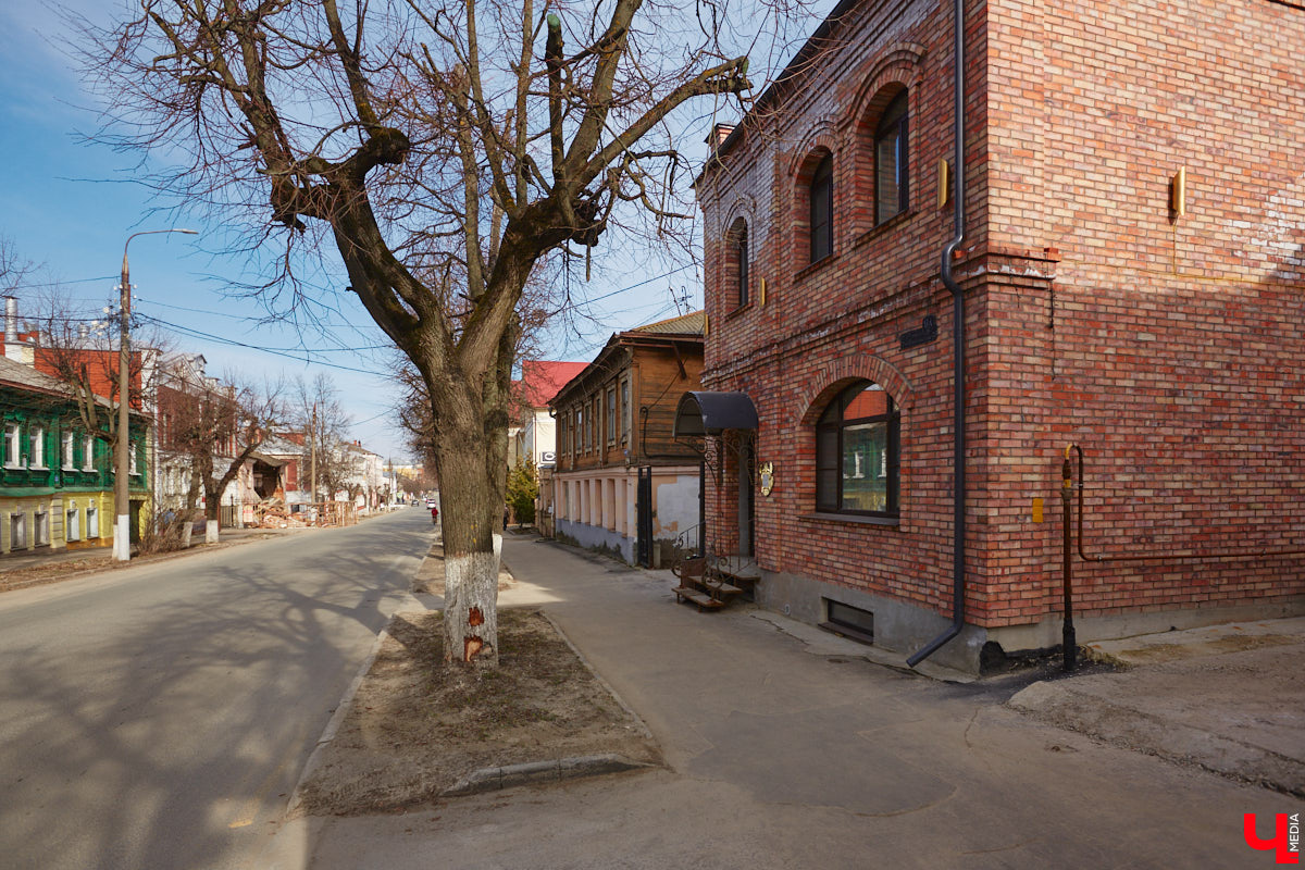 Исторический центр Владимира в последнее время находится в состоянии упадка. Причем в самом прямом смысле этого слова. Мы прогулялись по потрепанным временем старинным улочкам города с краеведом Татьяной Лысовой и своими глазами увидели все неприглядные местные «достопримечательности».