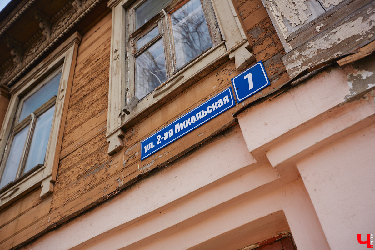 Исторический центр Владимира в последнее время находится в состоянии упадка. Причем в самом прямом смысле этого слова. Мы прогулялись по потрепанным временем старинным улочкам города с краеведом Татьяной Лысовой и своими глазами увидели все неприглядные местные «достопримечательности».