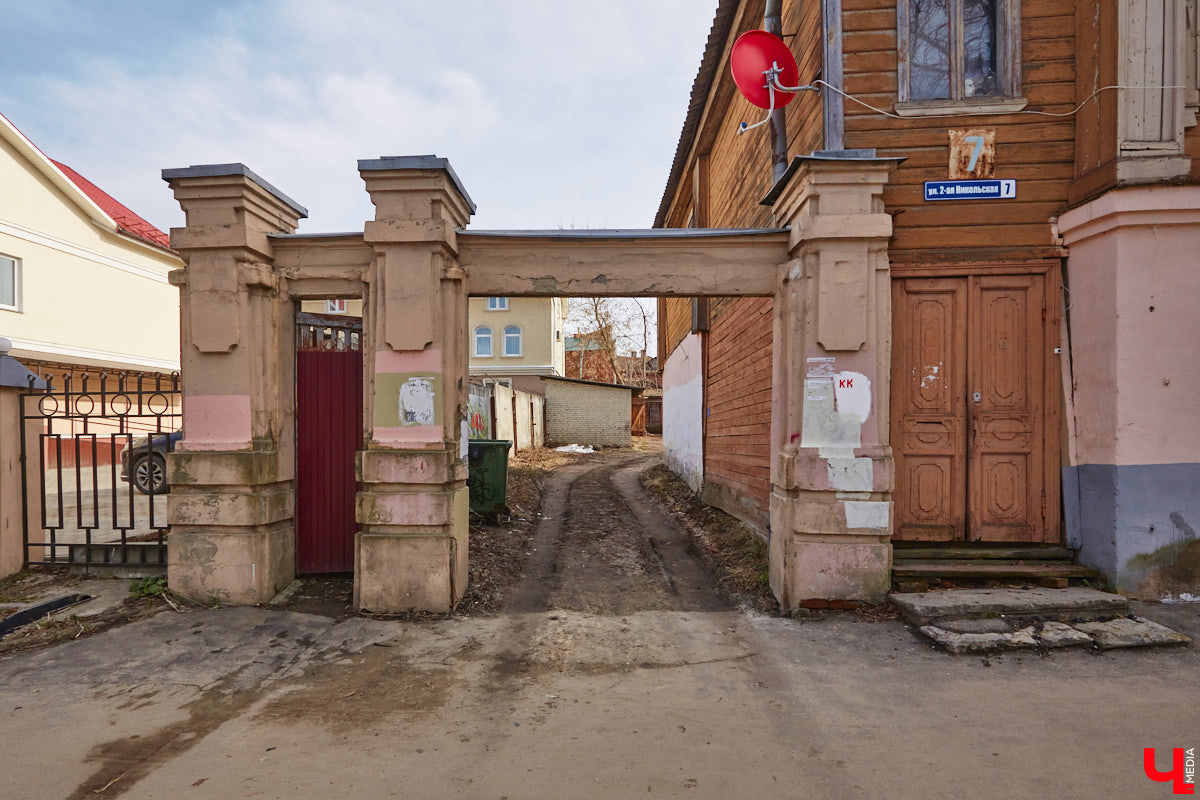 Исторический центр Владимира в последнее время находится в состоянии упадка. Причем в самом прямом смысле этого слова. Мы прогулялись по потрепанным временем старинным улочкам города с краеведом Татьяной Лысовой и своими глазами увидели все неприглядные местные «достопримечательности».