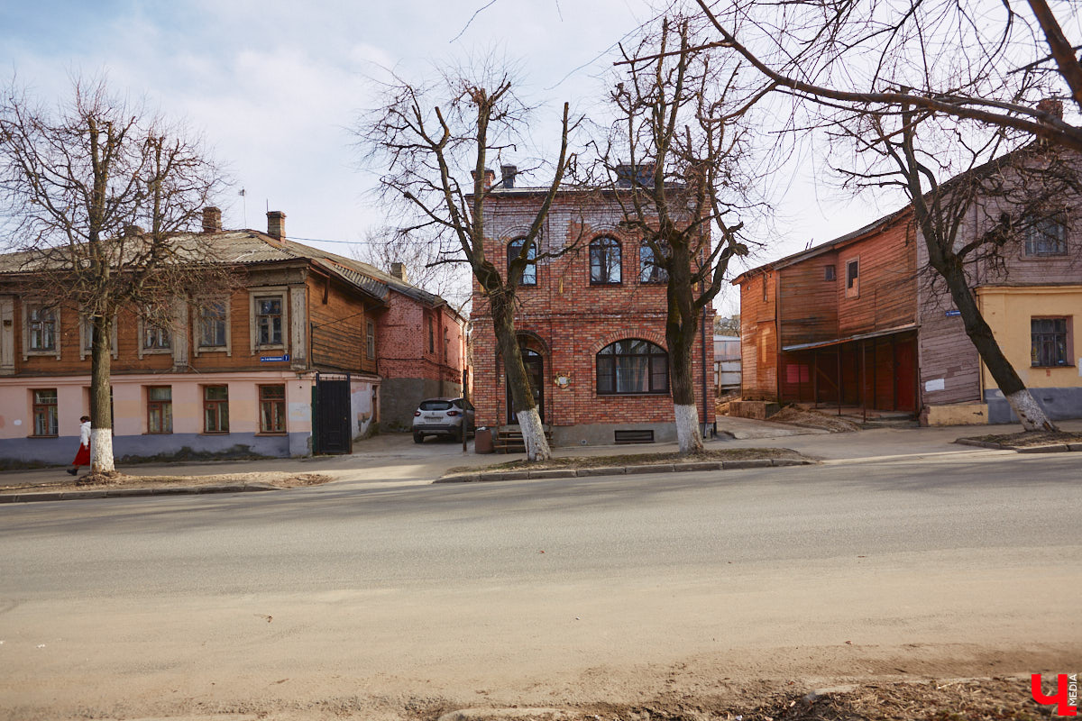 Исторический центр Владимира в последнее время находится в состоянии упадка. Причем в самом прямом смысле этого слова. Мы прогулялись по потрепанным временем старинным улочкам города с краеведом Татьяной Лысовой и своими глазами увидели все неприглядные местные «достопримечательности».