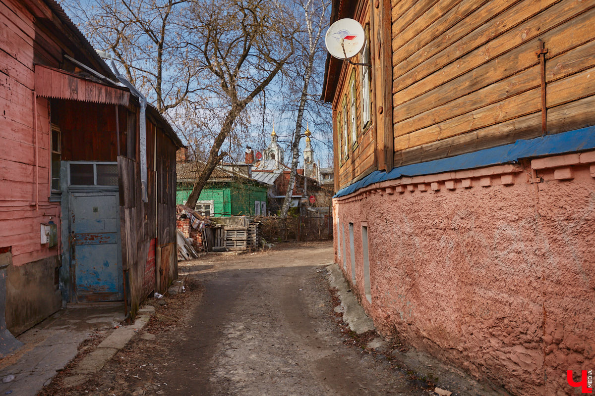 Исторический центр Владимира в последнее время находится в состоянии упадка. Причем в самом прямом смысле этого слова. Мы прогулялись по потрепанным временем старинным улочкам города с краеведом Татьяной Лысовой и своими глазами увидели все неприглядные местные «достопримечательности».