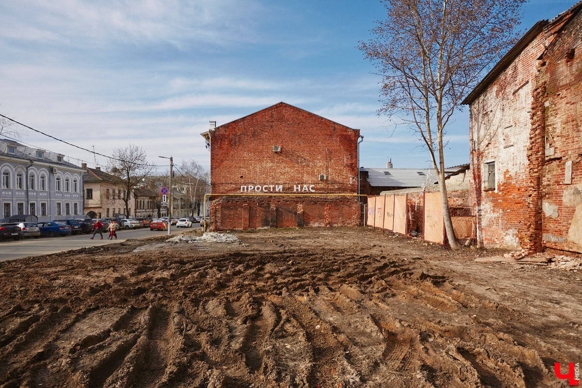 Исторический центр Владимира в последнее время находится в состоянии упадка. Причем в самом прямом смысле этого слова. Мы прогулялись по потрепанным временем старинным улочкам города с краеведом Татьяной Лысовой и своими глазами увидели все неприглядные местные «достопримечательности».