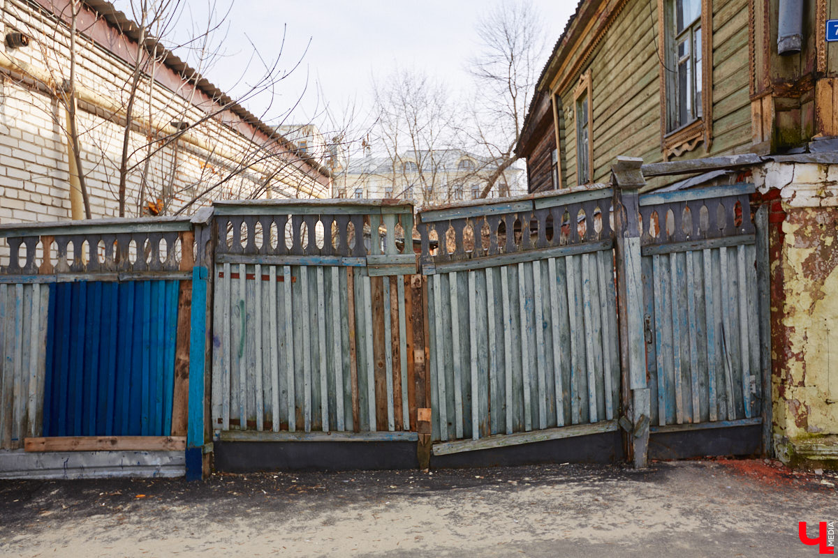 Исторический центр Владимира в последнее время находится в состоянии упадка. Причем в самом прямом смысле этого слова. Мы прогулялись по потрепанным временем старинным улочкам города с краеведом Татьяной Лысовой и своими глазами увидели все неприглядные местные «достопримечательности».