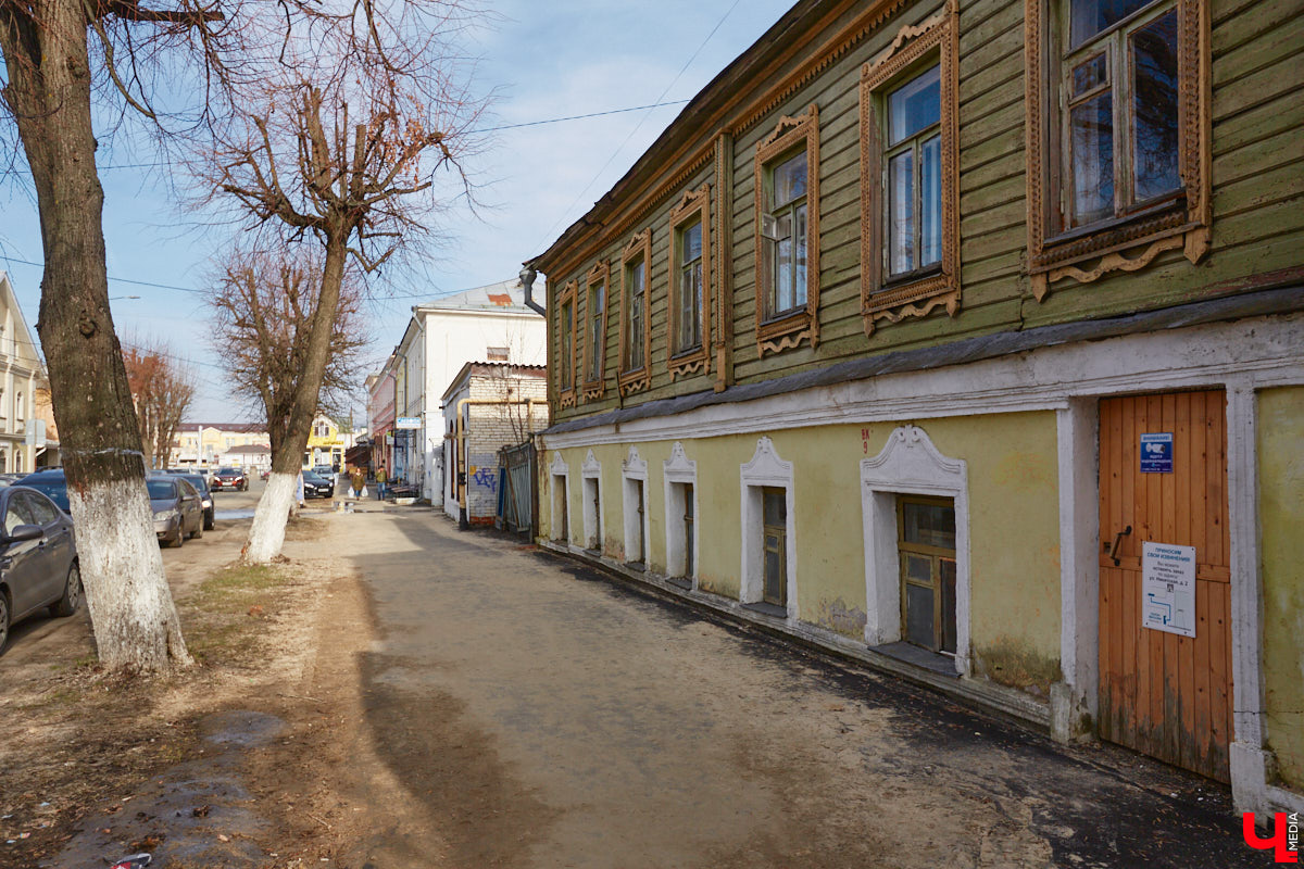 Исторический центр Владимира в последнее время находится в состоянии упадка. Причем в самом прямом смысле этого слова. Мы прогулялись по потрепанным временем старинным улочкам города с краеведом Татьяной Лысовой и своими глазами увидели все неприглядные местные «достопримечательности».