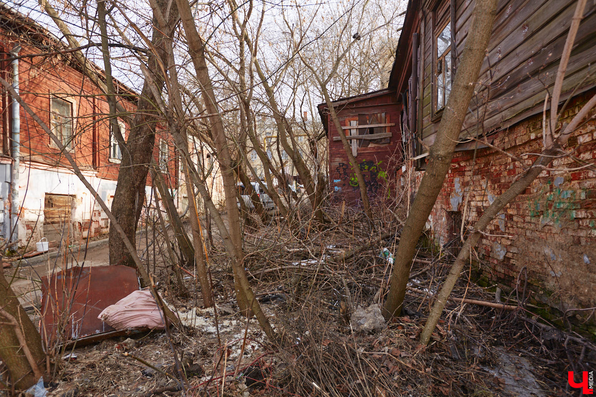 Исторический центр Владимира в последнее время находится в состоянии упадка. Причем в самом прямом смысле этого слова. Мы прогулялись по потрепанным временем старинным улочкам города с краеведом Татьяной Лысовой и своими глазами увидели все неприглядные местные «достопримечательности».