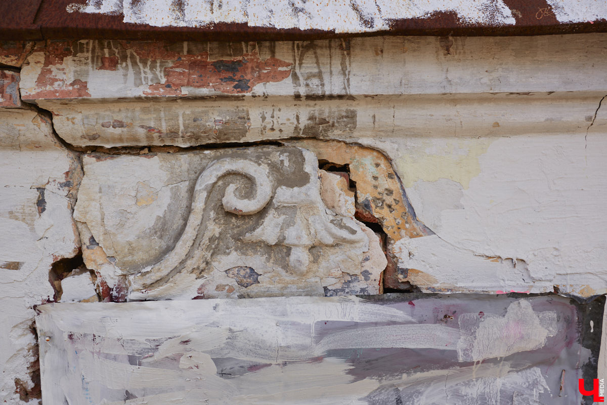 Исторический центр Владимира в последнее время находится в состоянии упадка. Причем в самом прямом смысле этого слова. Мы прогулялись по потрепанным временем старинным улочкам города с краеведом Татьяной Лысовой и своими глазами увидели все неприглядные местные «достопримечательности».