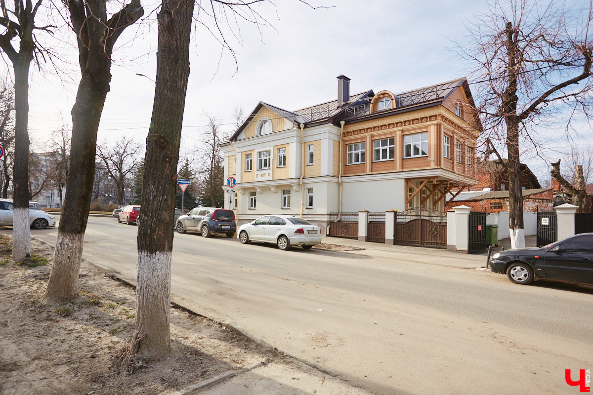 Исторический центр Владимира в последнее время находится в состоянии упадка. Причем в самом прямом смысле этого слова. Мы прогулялись по потрепанным временем старинным улочкам города с краеведом Татьяной Лысовой и своими глазами увидели все неприглядные местные «достопримечательности».