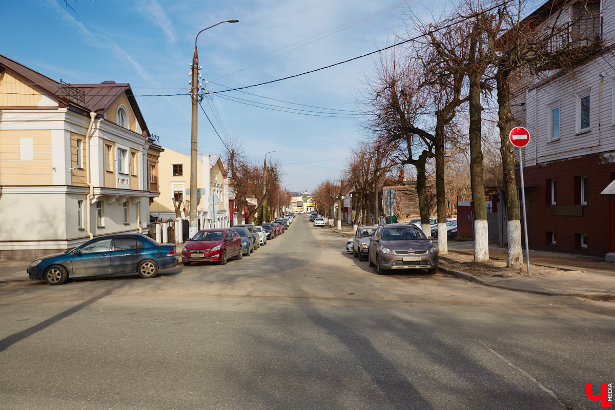 Исторический центр Владимира в последнее время находится в состоянии упадка. Причем в самом прямом смысле этого слова. Мы прогулялись по потрепанным временем старинным улочкам города с краеведом Татьяной Лысовой и своими глазами увидели все неприглядные местные «достопримечательности».