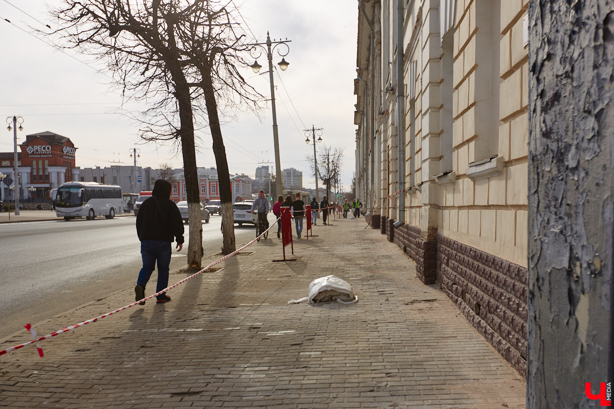 Исторический центр Владимира в последнее время находится в состоянии упадка. Причем в самом прямом смысле этого слова. Мы прогулялись по потрепанным временем старинным улочкам города с краеведом Татьяной Лысовой и своими глазами увидели все неприглядные местные «достопримечательности».