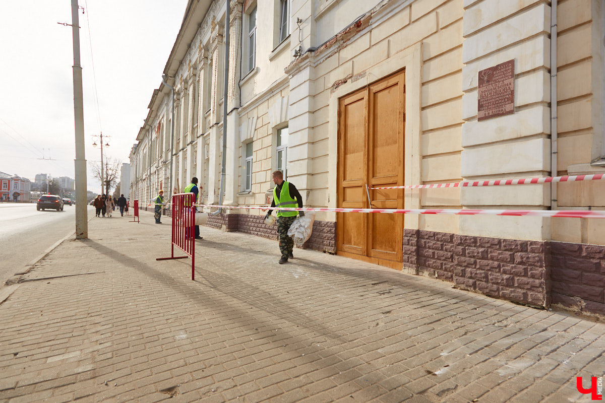 Исторический центр Владимира в последнее время находится в состоянии упадка. Причем в самом прямом смысле этого слова. Мы прогулялись по потрепанным временем старинным улочкам города с краеведом Татьяной Лысовой и своими глазами увидели все неприглядные местные «достопримечательности».