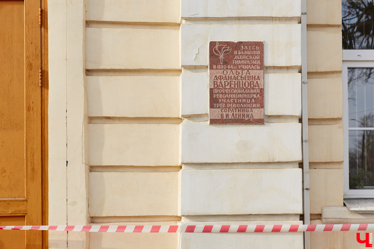 Исторический центр Владимира в последнее время находится в состоянии упадка. Причем в самом прямом смысле этого слова. Мы прогулялись по потрепанным временем старинным улочкам города с краеведом Татьяной Лысовой и своими глазами увидели все неприглядные местные «достопримечательности».