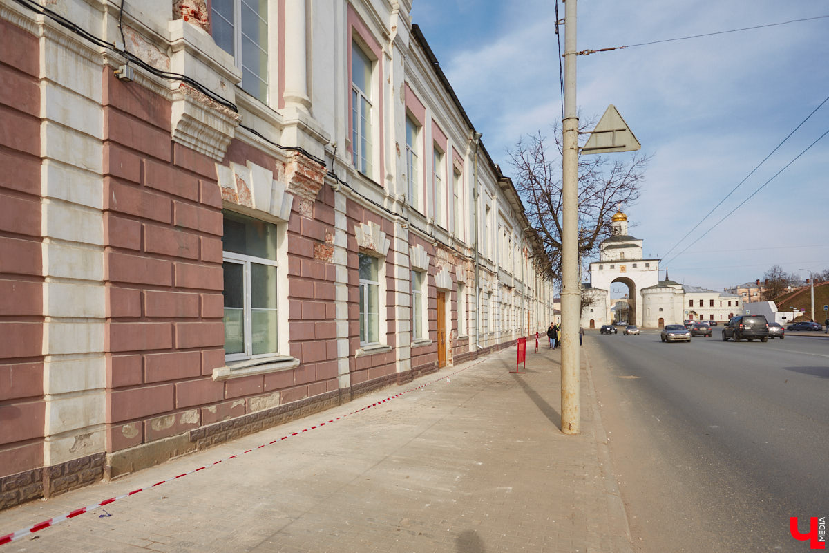 Исторический центр Владимира в последнее время находится в состоянии упадка. Причем в самом прямом смысле этого слова. Мы прогулялись по потрепанным временем старинным улочкам города с краеведом Татьяной Лысовой и своими глазами увидели все неприглядные местные «достопримечательности».