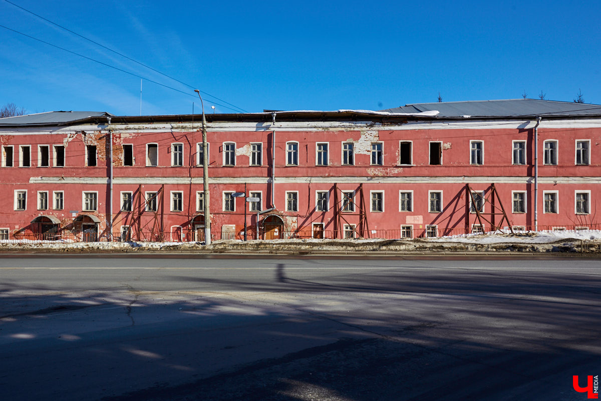 В мае 1925 года по Большой Московской улице, в подвале дома № 20, принадлежавшего ранее купцу В. А. Васильеву, случайно было обнаружено громадное хранилище ценных вещей, перечисление которых заняло около 5 печатных страниц, или 287 номеров. Ценность их в то время составила крупную сумму не в одну тысячу рублей. Но во Владимире сохранились и более дорогие объекты, принадлежавшие купцам Васильевым.