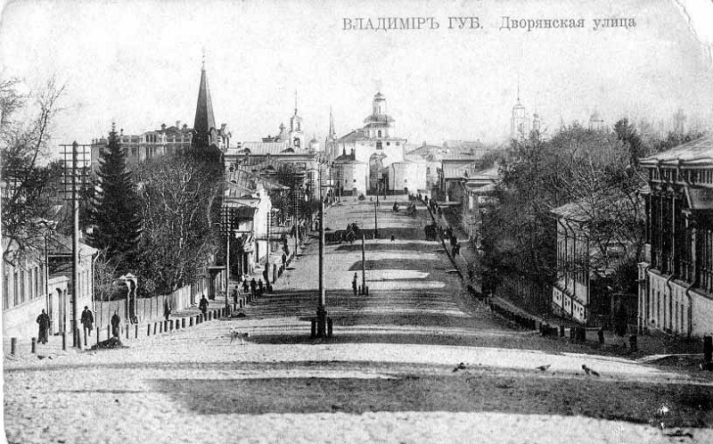 В мае 1925 года по Большой Московской улице, в подвале дома № 20, принадлежавшего ранее купцу В. А. Васильеву, случайно было обнаружено громадное хранилище ценных вещей, перечисление которых заняло около 5 печатных страниц, или 287 номеров. Ценность их в то время составила крупную сумму не в одну тысячу рублей. Но во Владимире сохранились и более дорогие объекты, принадлежавшие купцам Васильевым.