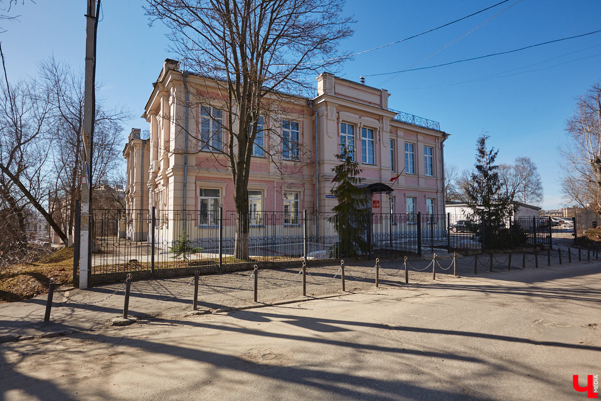В мае 1925 года по Большой Московской улице, в подвале дома № 20, принадлежавшего ранее купцу В. А. Васильеву, случайно было обнаружено громадное хранилище ценных вещей, перечисление которых заняло около 5 печатных страниц, или 287 номеров. Ценность их в то время составила крупную сумму не в одну тысячу рублей. Но во Владимире сохранились и более дорогие объекты, принадлежавшие купцам Васильевым.