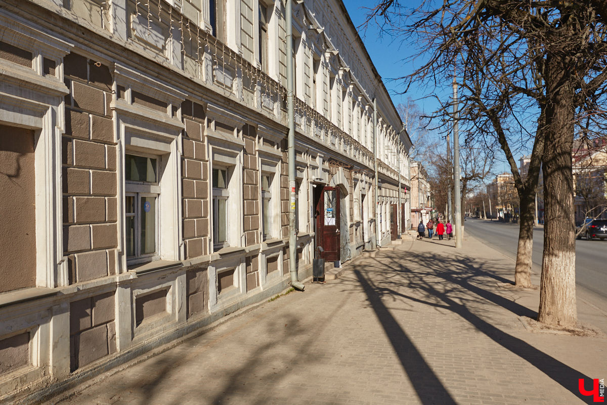 В мае 1925 года по Большой Московской улице, в подвале дома № 20, принадлежавшего ранее купцу В. А. Васильеву, случайно было обнаружено громадное хранилище ценных вещей, перечисление которых заняло около 5 печатных страниц, или 287 номеров. Ценность их в то время составила крупную сумму не в одну тысячу рублей. Но во Владимире сохранились и более дорогие объекты, принадлежавшие купцам Васильевым.